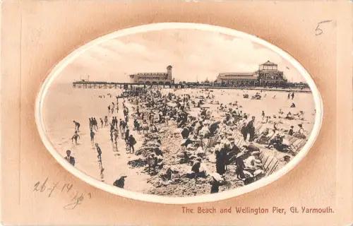 uk37209 beach and wellington pier gt yarmouth uk lot 10 uk