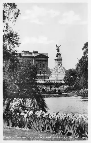 BR65022 Buckingham Palace and Queen Victoria Memorial London Echtfoto UK