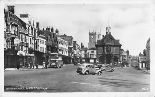 BR98460 High Street Marlborough Echtfoto Auto Möbel Bus UK