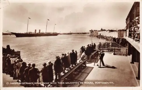 uk51321 Hafeneinfahrt Royal Yacht Majestät an Bord Portsmouth Echtfoto UK