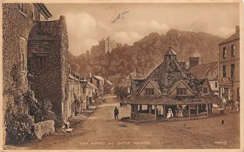 BR64431 Garn Markt und Schloss Dunster UK