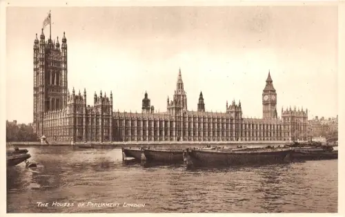 BR58037 The Houses of Parliament Schiff Bateaux London UK