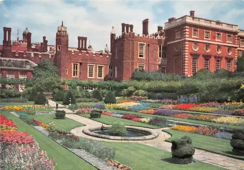 Bg32769 Hampton Court Palace Middlesex The Pond Garden UK