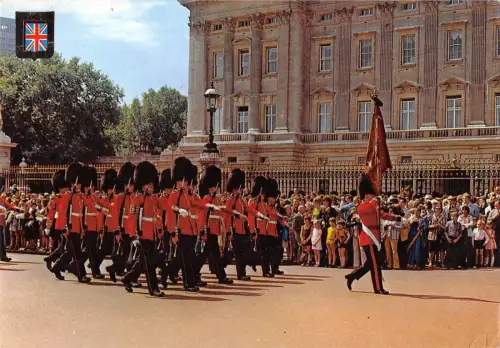 B99837 London The Queens Parade Military Militaria UK