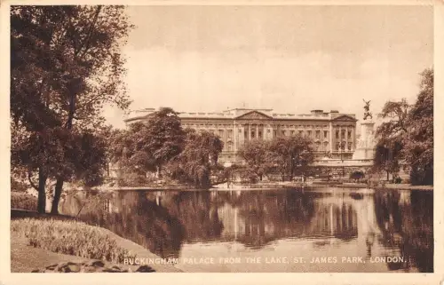 BR81065 Buckingham Palace vom Lake St James Park London UK