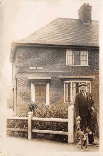 uk40174 Mann mit Hund Echtfoto UK Wolsey Avenue East Ham, East London