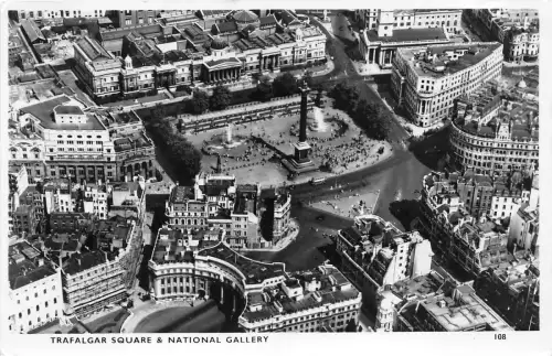 B85574 Trafalgar Square and National Gallery London UK
