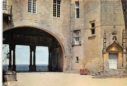 BR4832 Chateau de Biron La cour d honneur frankreich