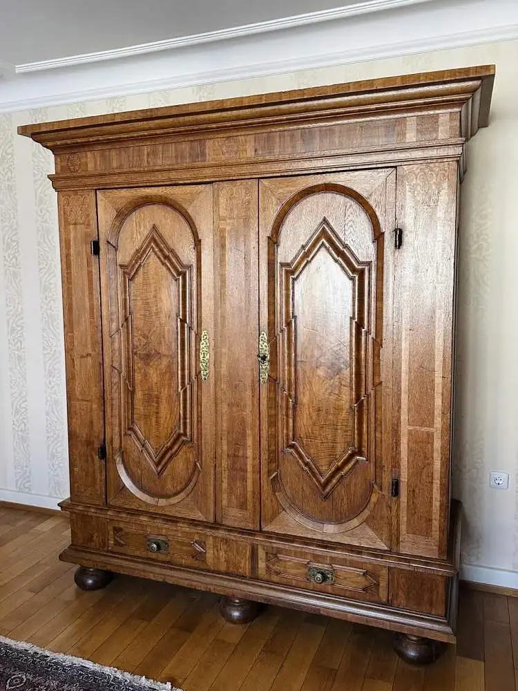 Barockschrank, um 1700, Rheinische Arbeit, Eiche, Intarsien 0