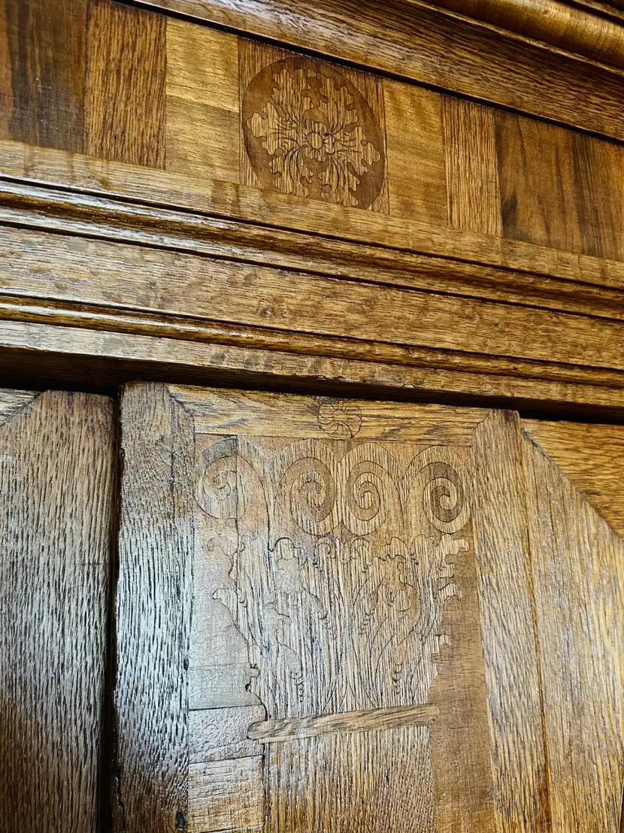 Barockschrank, um 1700, Rheinische Arbeit, Eiche, Intarsien 1
