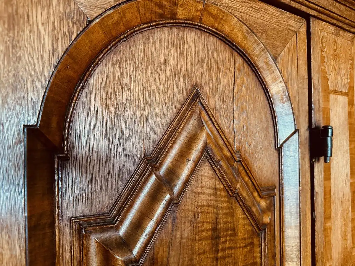 Barockschrank, um 1700, Rheinische Arbeit, Eiche, Intarsien 11