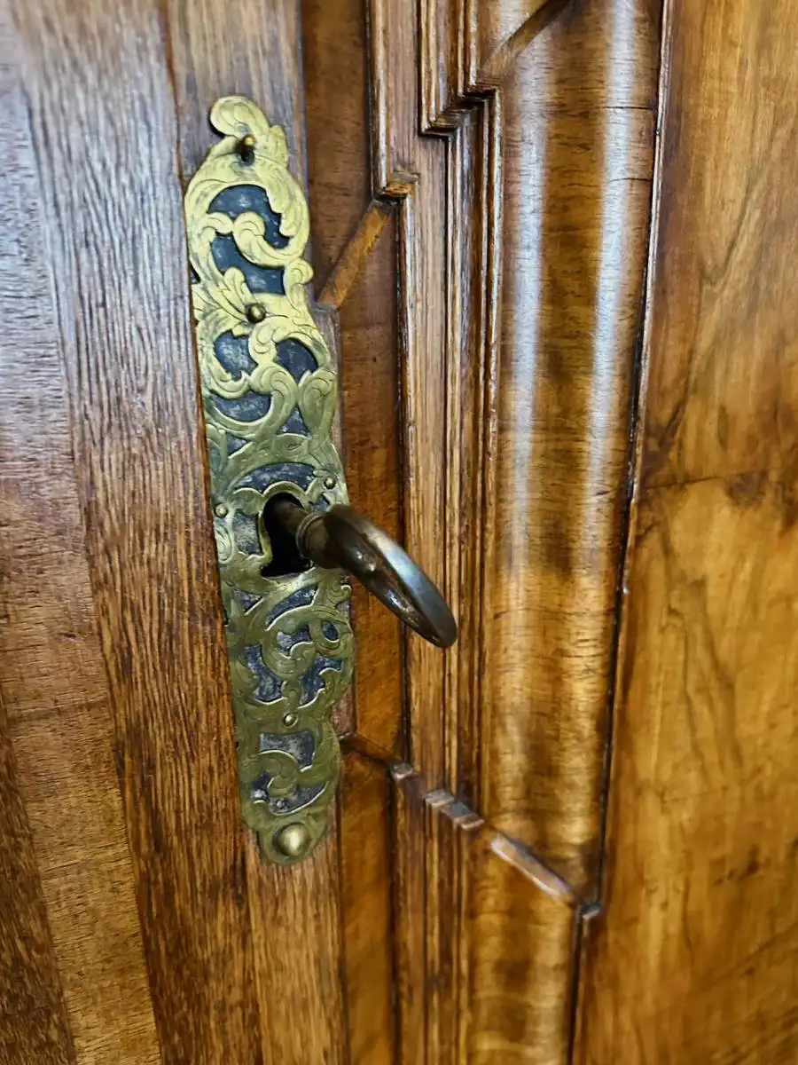 Barockschrank, um 1700, Rheinische Arbeit, Eiche, Intarsien 12
