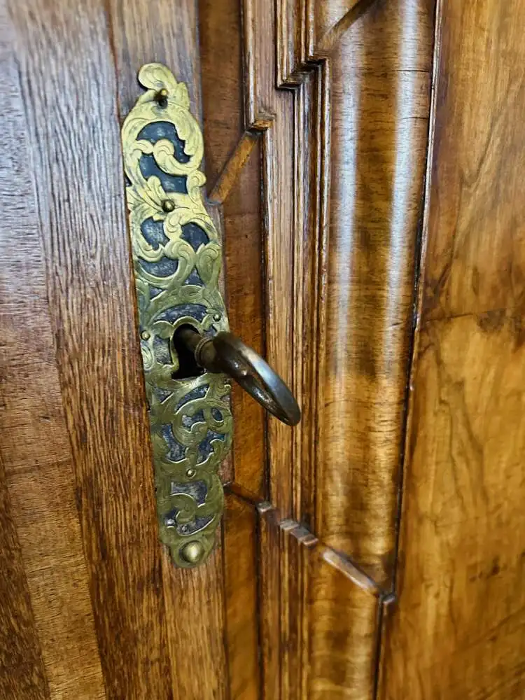 Barockschrank, um 1700, Rheinische Arbeit, Eiche, Intarsien 12