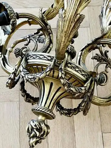 Antiker Kronleuchter, Bronze, 2. Empire, um 1910, 6 Glasschirme in Fakelform
