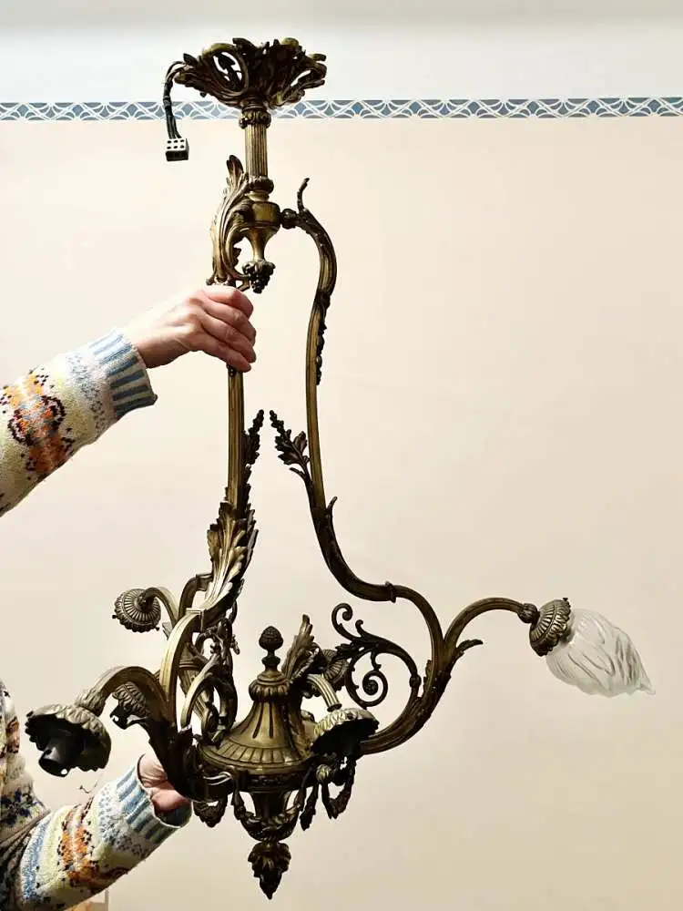 Antiker Kronleuchter, Bronze, 2. Empire, um 1910, 6 Glasschirme in Fakelform 13