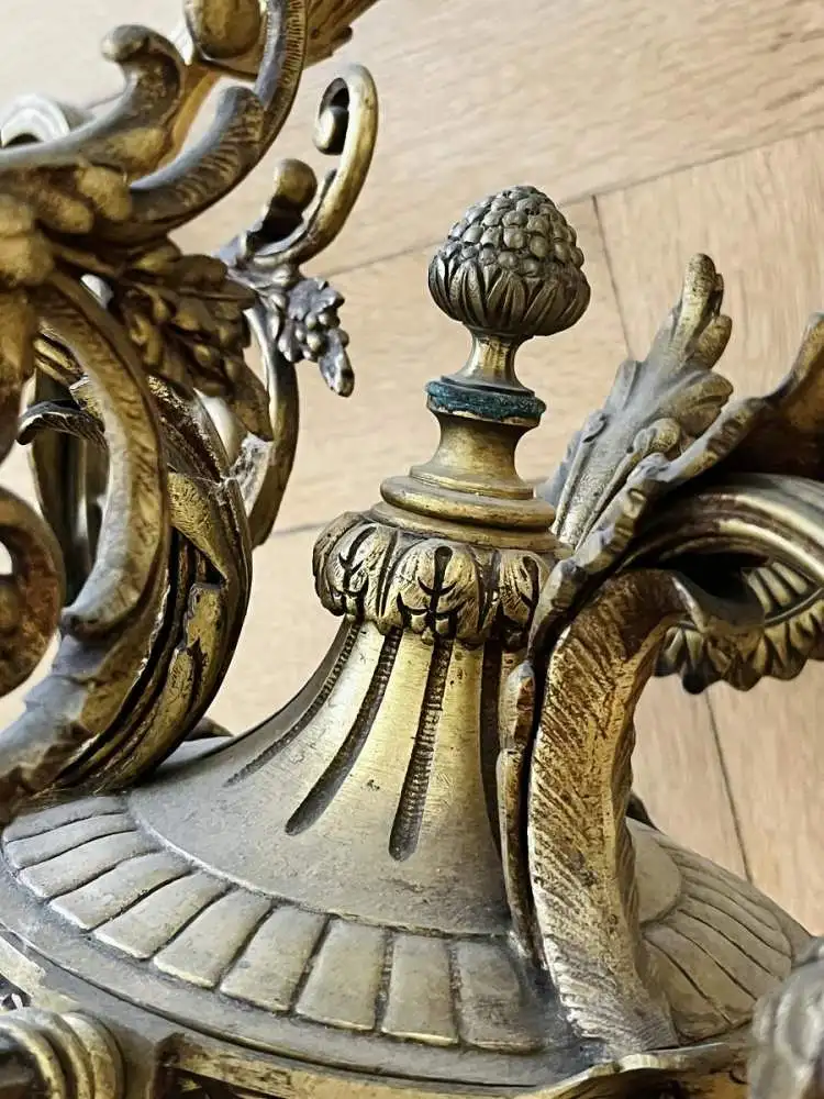 Antiker Kronleuchter, Bronze, 2. Empire, um 1910, 6 Glasschirme in Fakelform 2