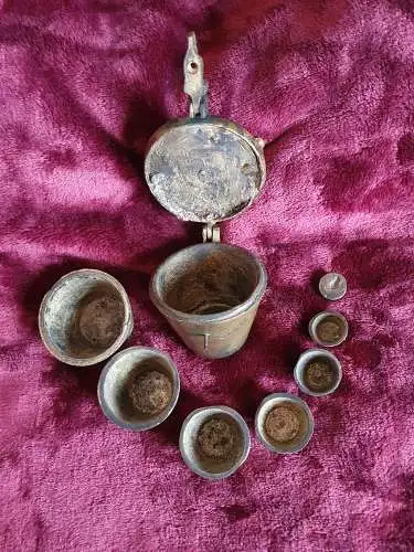 Antikes Bronze Bechergewicht - Apothekergewichte - 7 Einsätze 