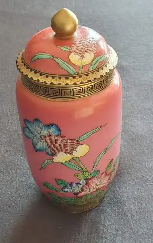 Chinesische Deckelvase - Rosa Grund mit floralem Design - Yongzheng (雍正) Stempel