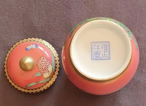 Chinesische Deckelvase - Rosa Grund mit floralem Design - Yongzheng (雍正) Stempel