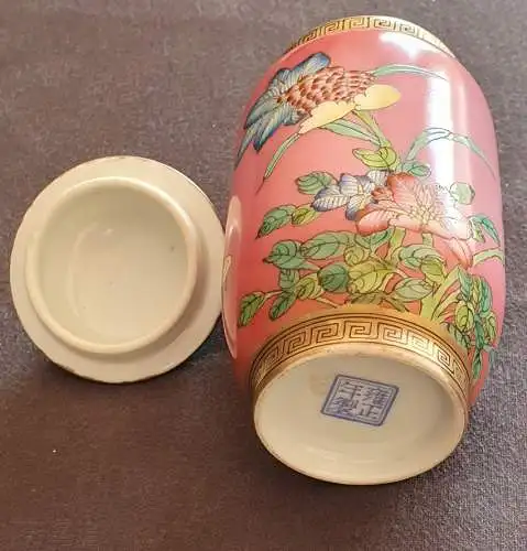 Chinesische Deckelvase - Rosa Grund mit floralem Design - Yongzheng (雍正) Stempel