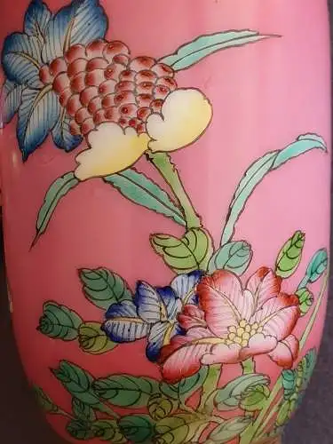 Chinesische Deckelvase - Rosa Grund mit floralem Design - Yongzheng (雍正) Stempel