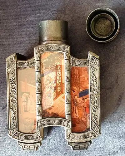 Chinesischer Tea Caddy - Teedose aus Zinn und hinter Glas bemalt - mit Stempel