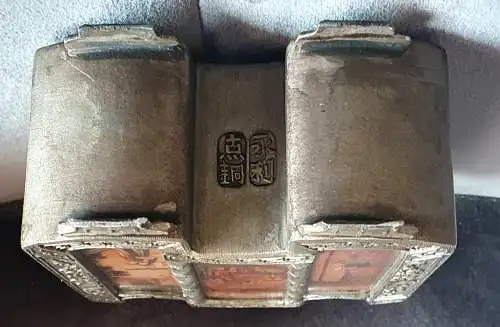 Chinesischer Tea Caddy - Teedose aus Zinn und hinter Glas bemalt - mit Stempel
