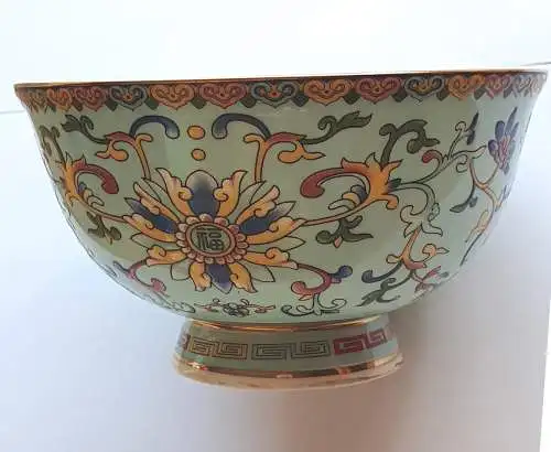 Wunderschön bemalte chinesische Schale mit  Ranken und Chrysanthemen 