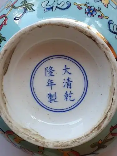 Wunderschön bemalte chinesische Schale mit  Ranken und Chrysanthemen 
