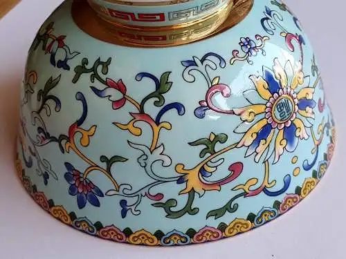 Wunderschön bemalte chinesische Schale mit  Ranken und Chrysanthemen 