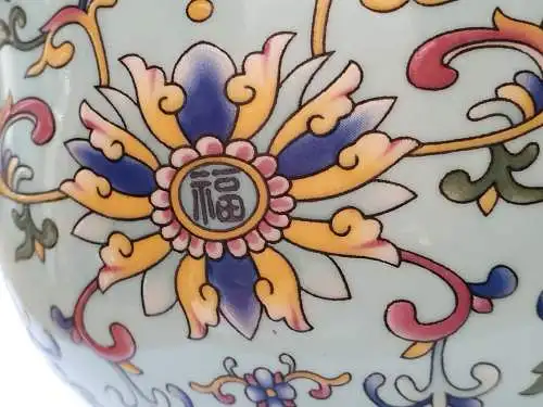 Wunderschön bemalte chinesische Schale mit  Ranken und Chrysanthemen 