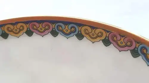 Wunderschön bemalte chinesische Schale mit  Ranken und Chrysanthemen 