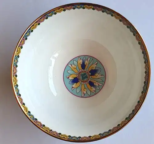 Wunderschön bemalte chinesische Schale mit  Ranken und Chrysanthemen 