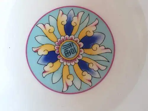 Wunderschön bemalte chinesische Schale mit  Ranken und Chrysanthemen 
