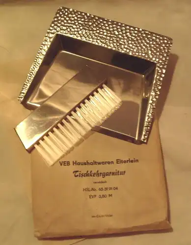 DDR-Design: Tischkehrgarnitur - vernickelt, dekorativ, VEB Haushaltwaren Elterlein, Original aus DDR-Produktion, OVP, bis 1989