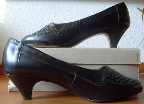 Kleidung, Schuhe für das Ministerium des Inneren der DDR: Schwarze Pumps, Größe 6 (38/39) und 7 (40/41), OVP, Original aus DDR-Produktion, 1989