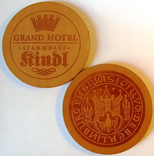 Bierdeckel:  DDR-Bierdeckel vom Stammhaus Kindl aus dem Grand-Hotel Berlin Friedrichstraße, 1987