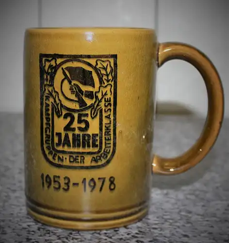 Werbung DDR: Bierkrug  "25 Jahre Kampfgruppen der Arbeiterklasse"