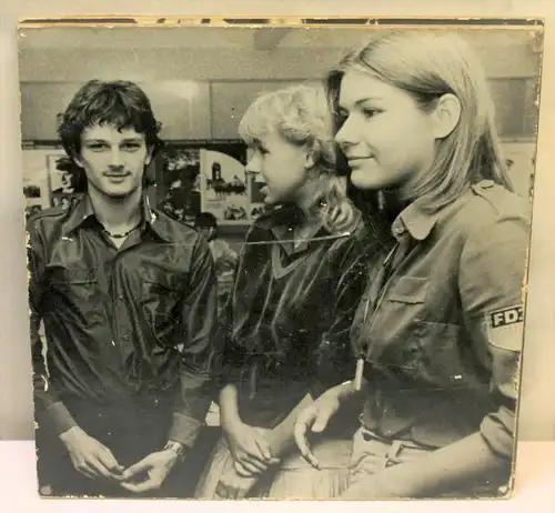 Foto - Jugendliche im Gespräch , FDJ,  schwarz-weiß , aufgeblockt, DDR 80er