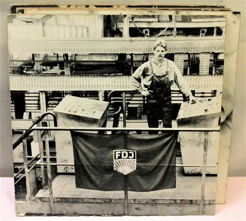 Foto - jugendlicher Arbeiter am Schaltpult, FDJ-Fahne,  schwarz-weiß , aufgeblockt, DDR 80er
