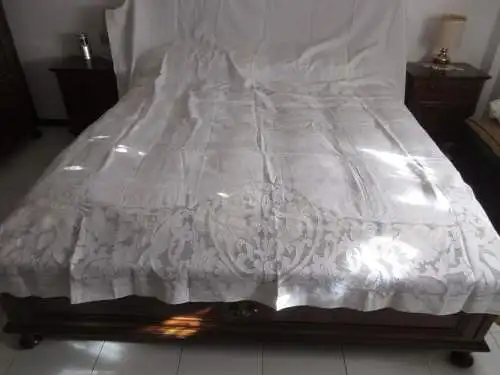 Antiker Doppelbettlaken mit 2 Kissenbezüge ca.1930 aus Italien. Wunderschönen Stickereien und Fileteinsätze