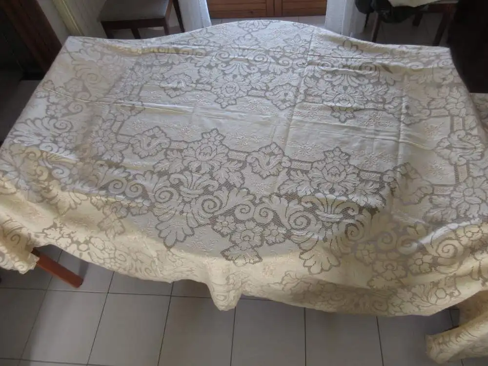 Exquisite Handgemachte Tischdecke in 