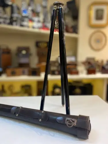 Trépied métallique Vintage pour appareil photographique dans son étui en cuir