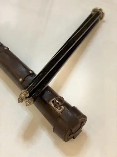 Trépied métallique Vintage pour appareil photographique dans son étui en cuir