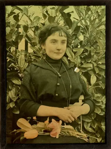 Autochrome "Portrait de femme au bouquet" circa 1920