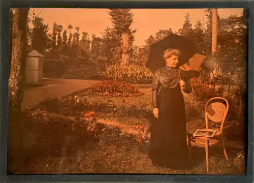Autochrome "Femme à l'ombrelle"  c. 1910