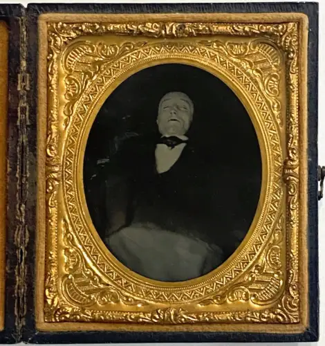 Post-Mortem Ambrotype Homme en habit dans Union-Case c 1870