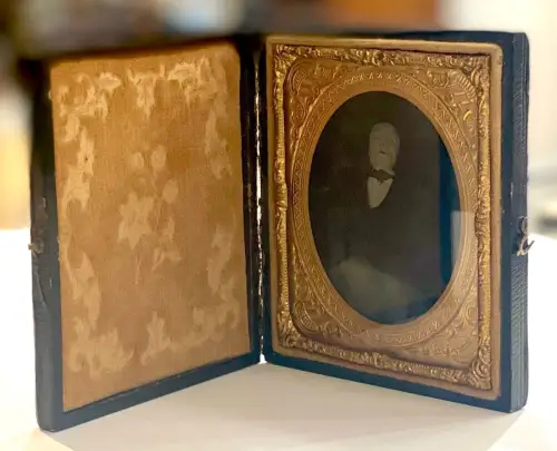 Post-Mortem Ambrotype Homme en habit dans Union-Case c 1870