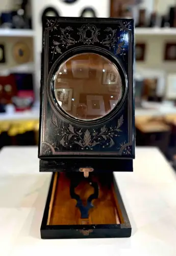 Graphoscope mono en bois noirci à décor de rinceaux et feuilles circa 1890
