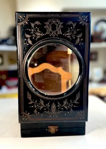 Graphoscope mono en bois noirci à décor de rinceaux et feuilles circa 1890